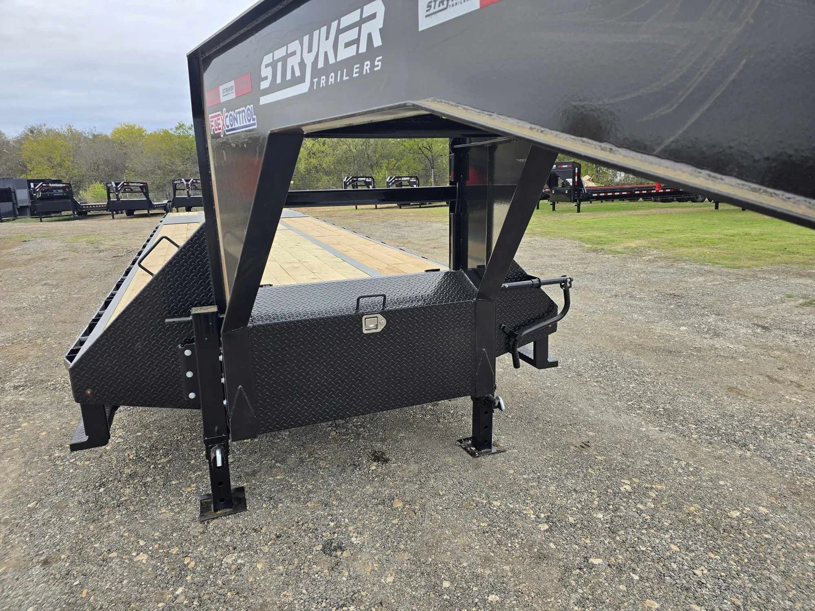 Stryker Pro Gooseneck Deckover Trailer - Image 5